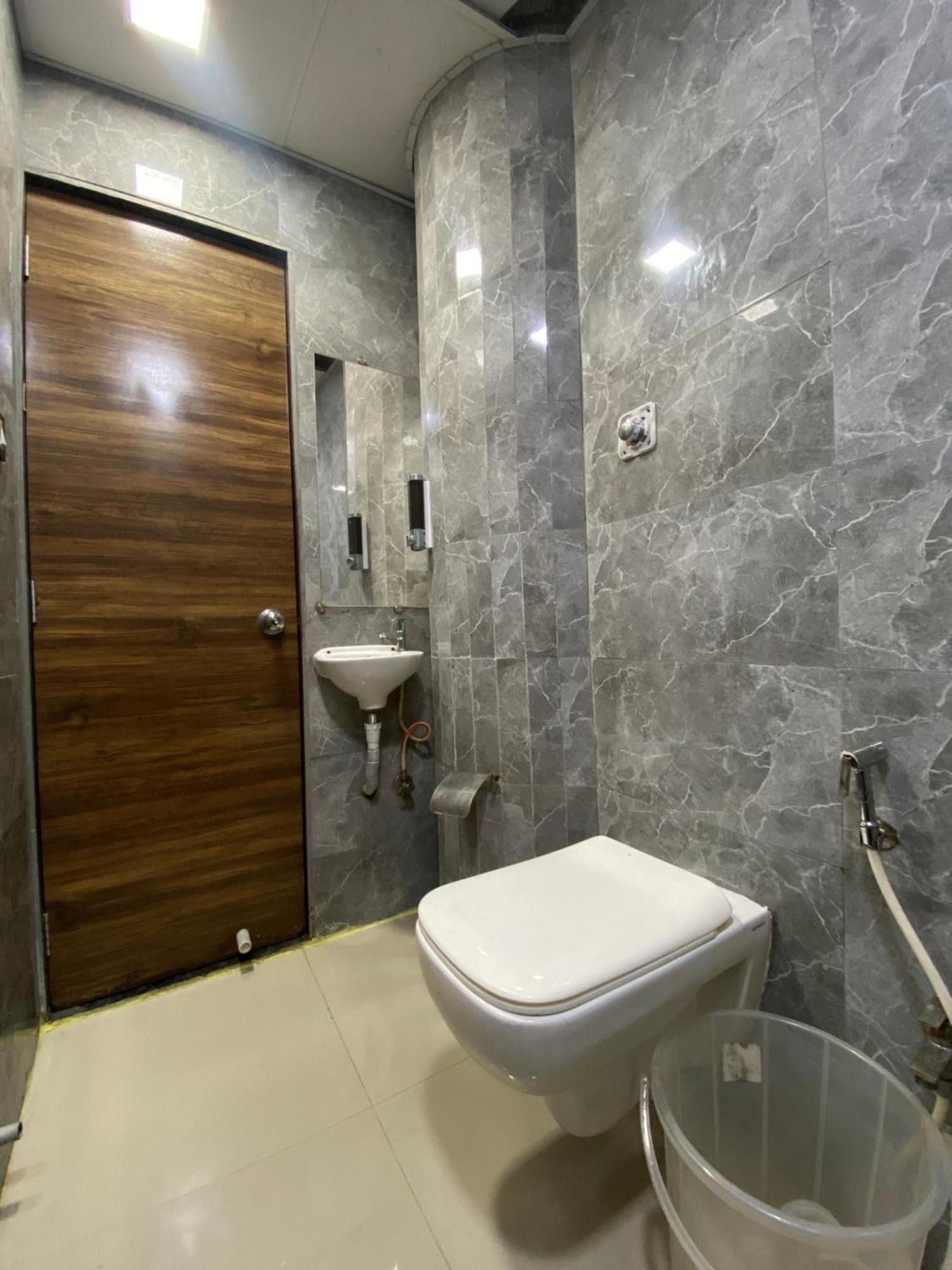 Hotel Blue Wellington - Near Mumbai Airport 외부 사진