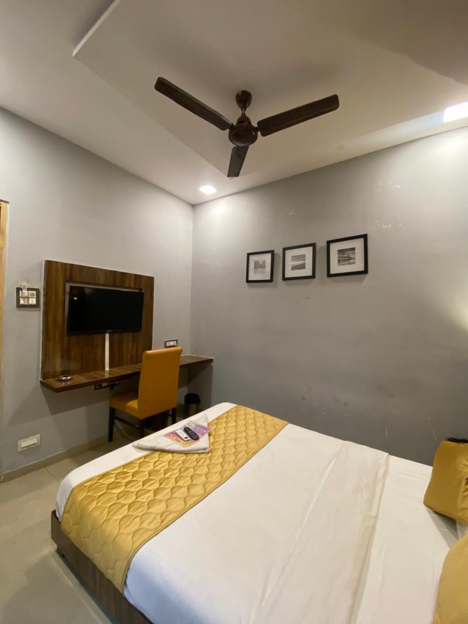 Hotel Blue Wellington - Near Mumbai Airport 외부 사진