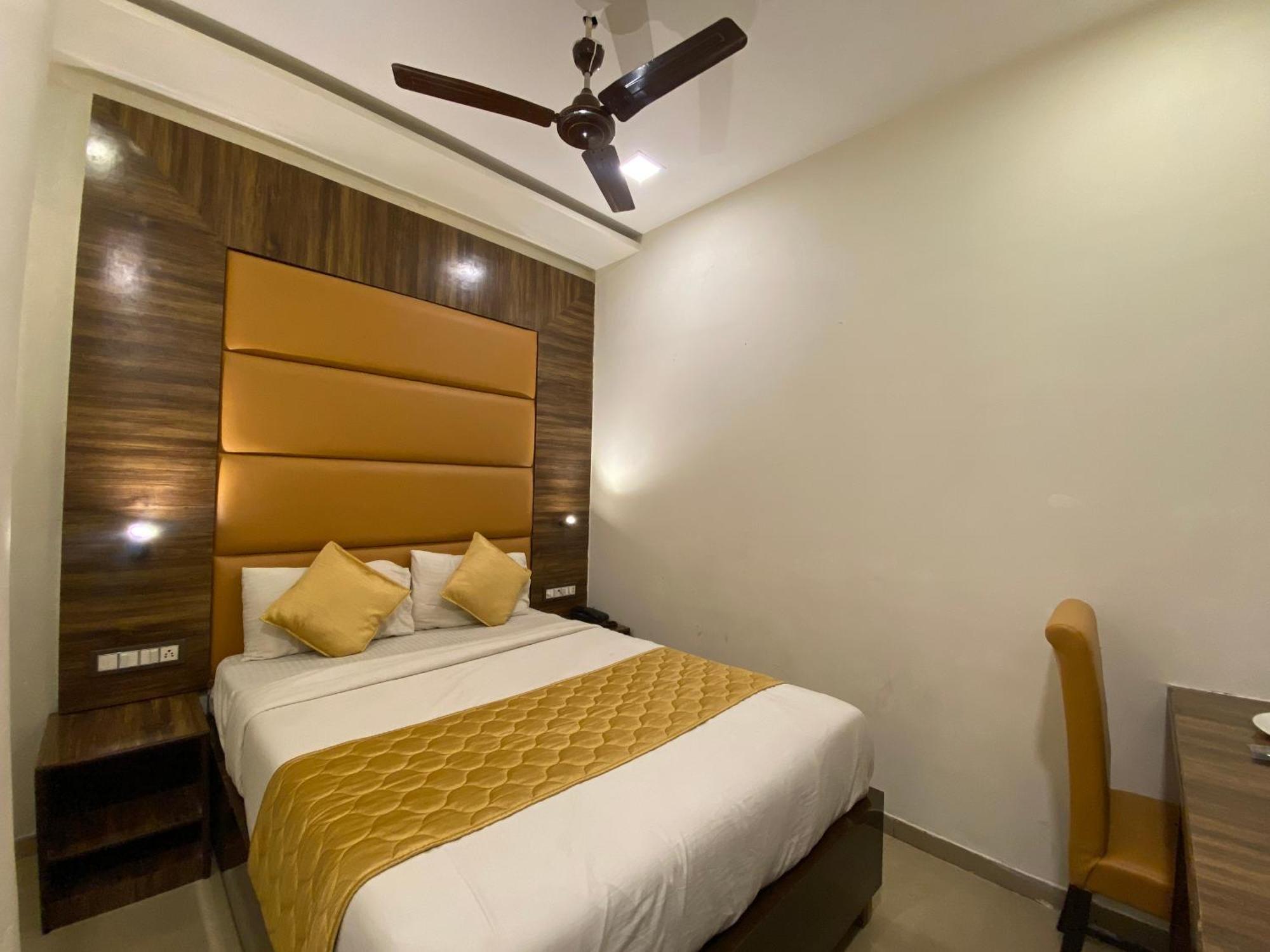 Hotel Blue Wellington - Near Mumbai Airport 외부 사진
