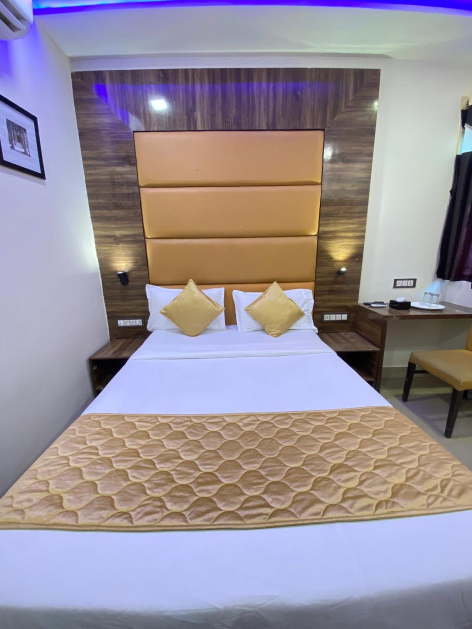 Hotel Blue Wellington - Near Mumbai Airport 외부 사진