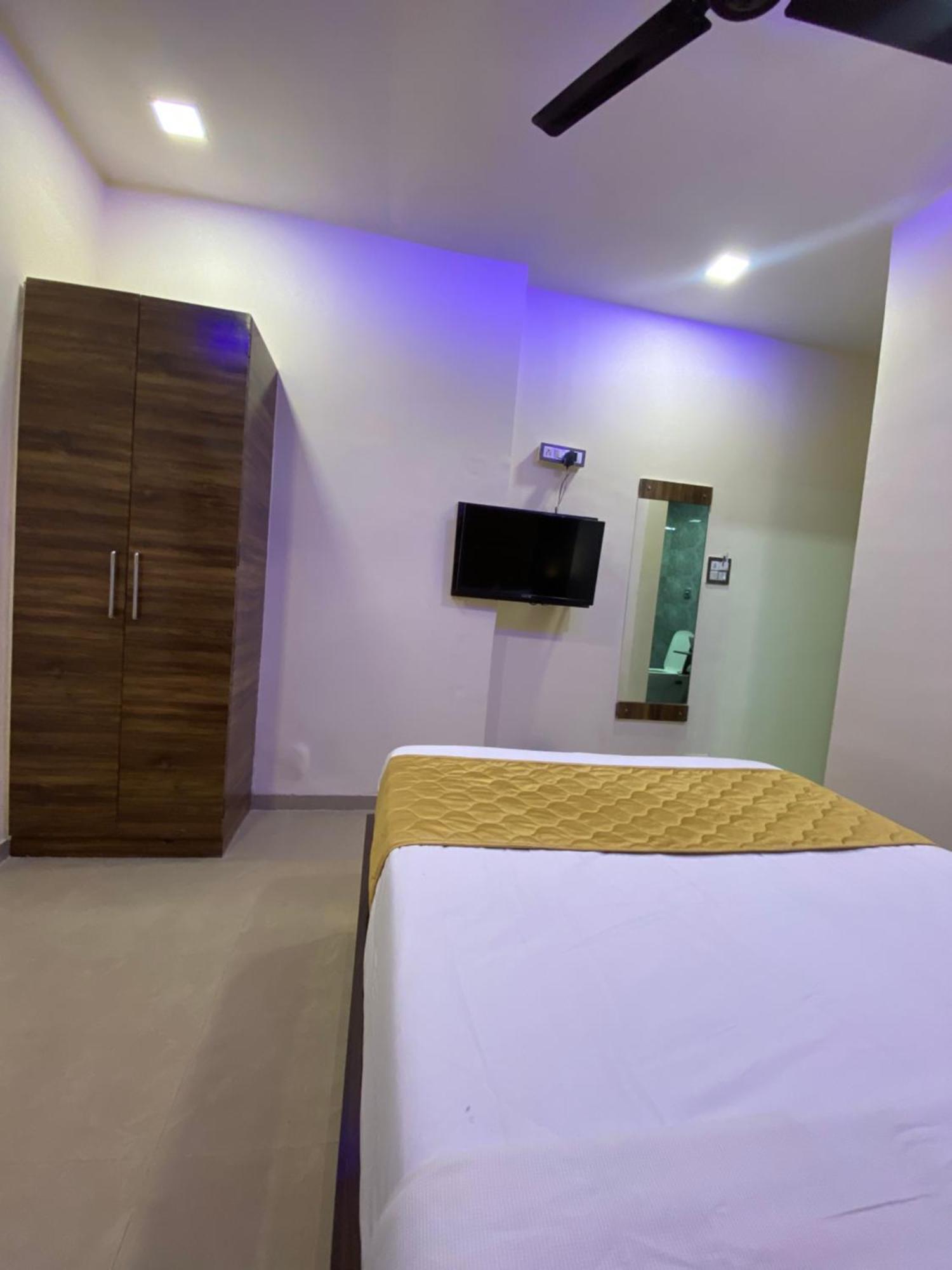 Hotel Blue Wellington - Near Mumbai Airport 외부 사진