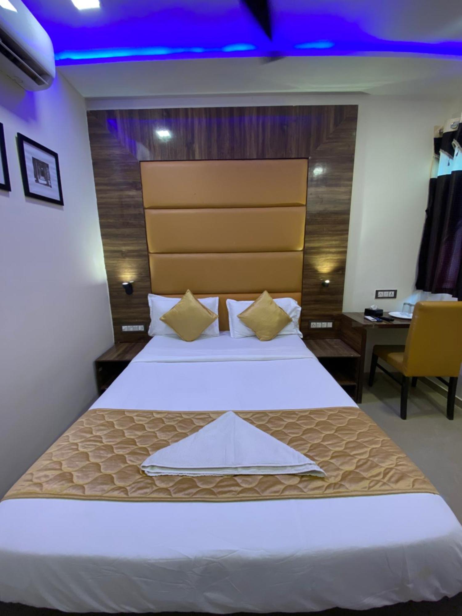 Hotel Blue Wellington - Near Mumbai Airport 외부 사진