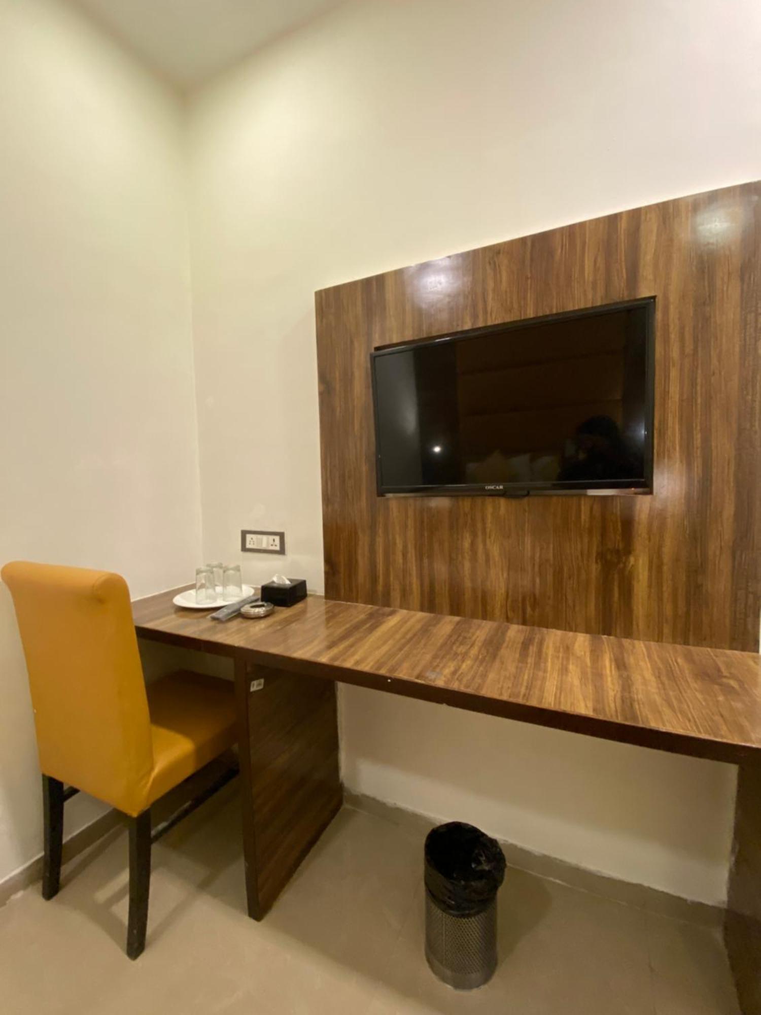 Hotel Blue Wellington - Near Mumbai Airport 외부 사진