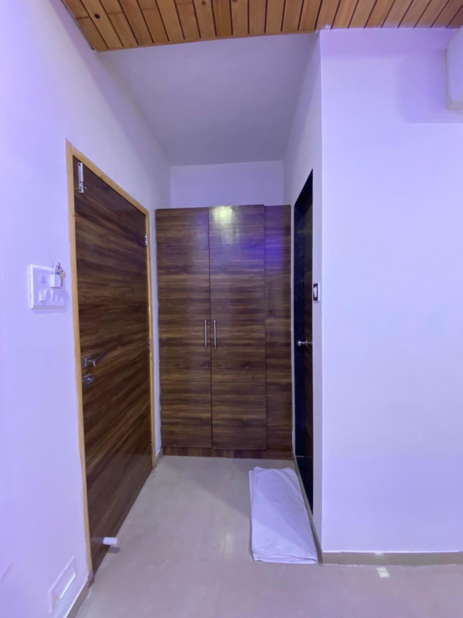 Hotel Blue Wellington - Near Mumbai Airport 외부 사진