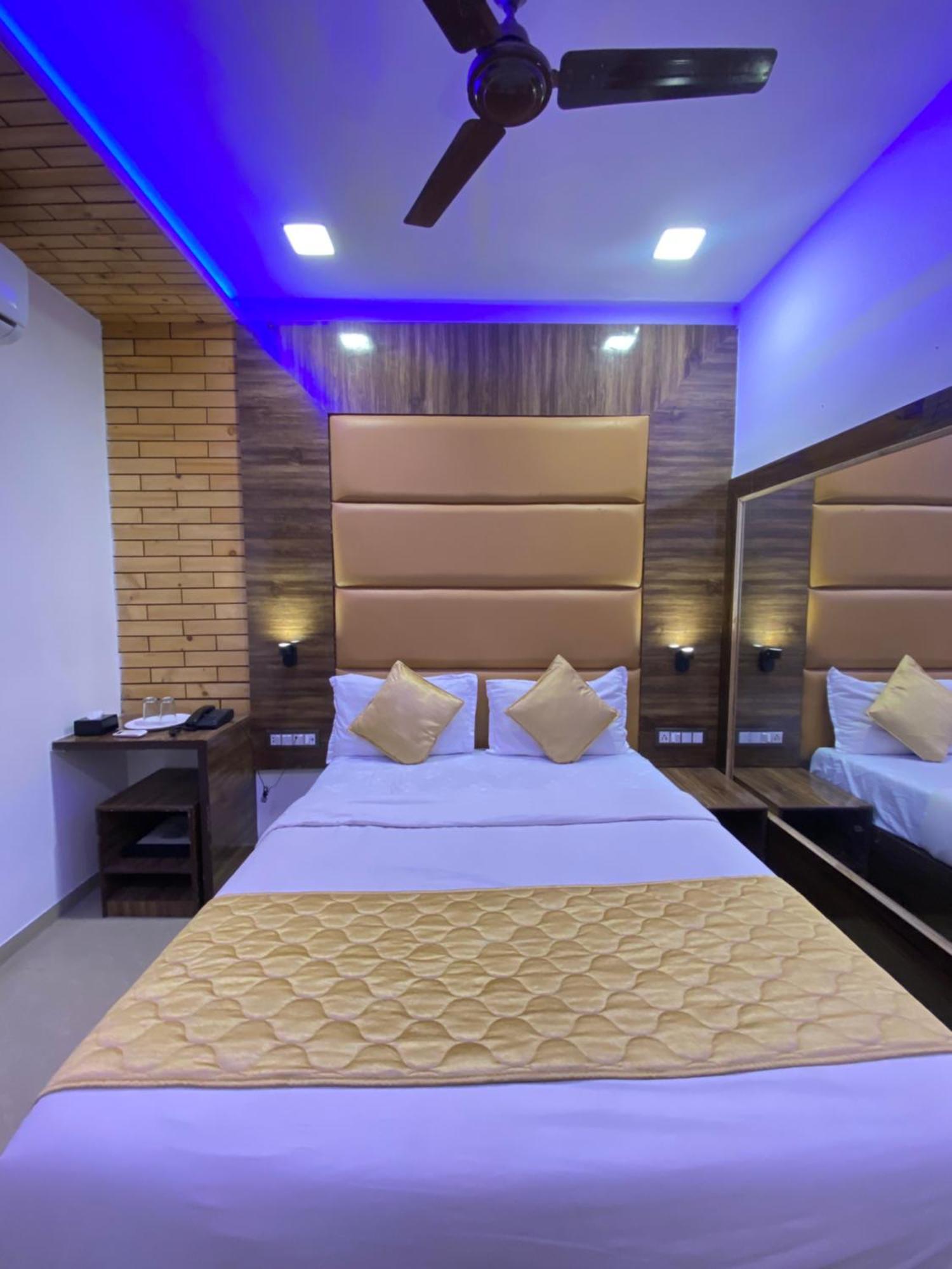 Hotel Blue Wellington - Near Mumbai Airport 외부 사진